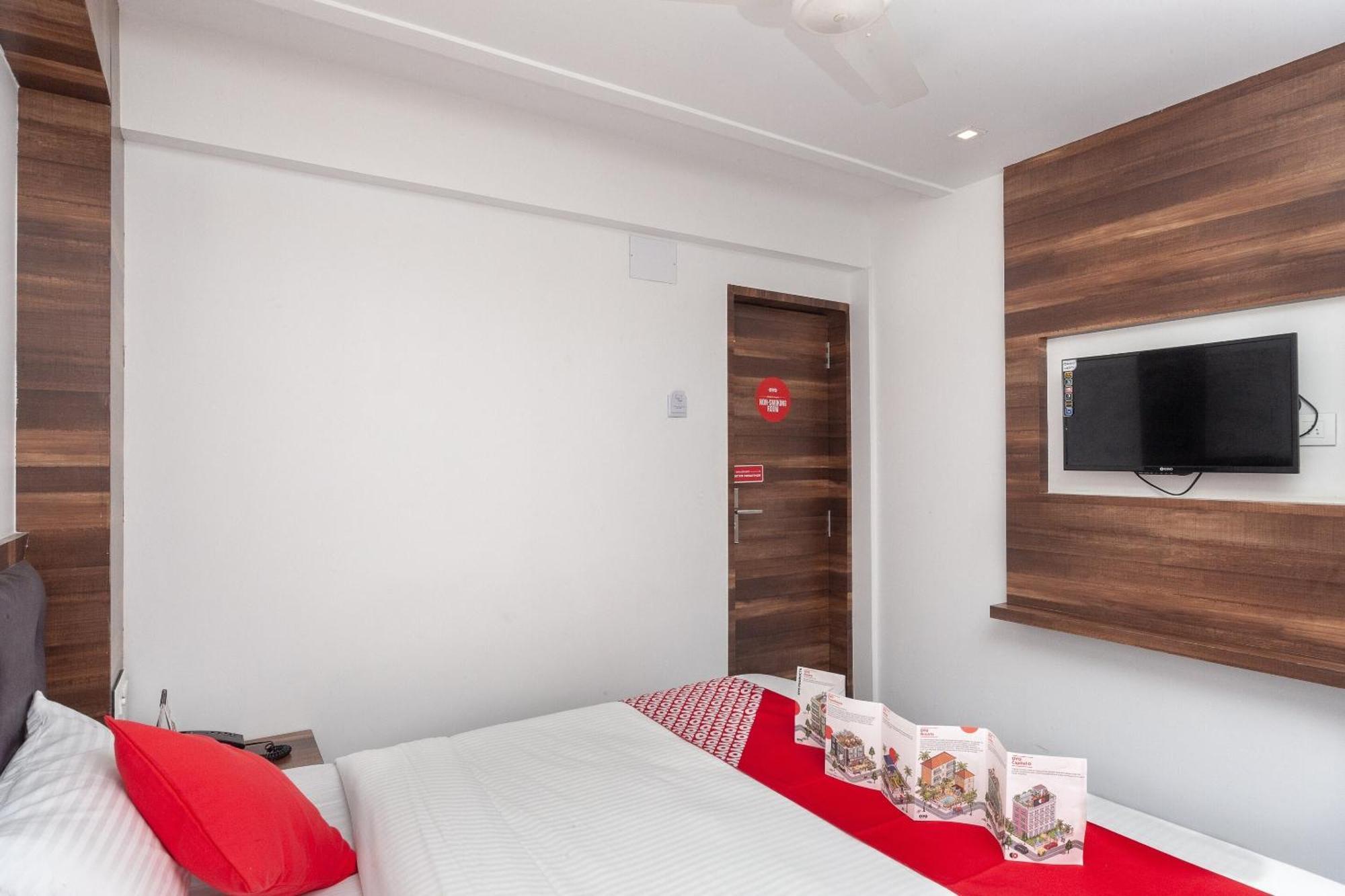 Capital O Admire Suit Hospitality Chennai Bagian luar foto